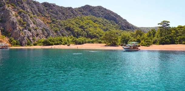 Boğsak Koyu’nda Akdeniz’in mavi sularına dalın
