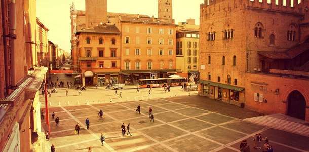 ‘Şehrin kalbi’ Piazza Maggiore’de turlayın  