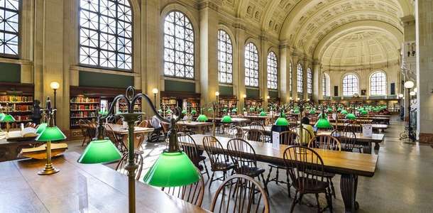 Boston Halk Kütüphanesi’nde kitap okuyun 