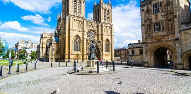 Bristol Katedrali’ni gezin, meydanda keyifli bir mola verin