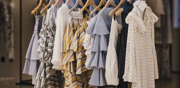 Alaçatı’nın butiklerinden hediyelik eşyalar ve giysiler satın alın  