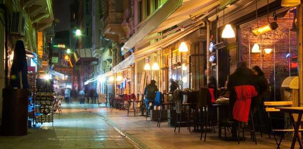 Şehrin kafe ve barlarında öğrencilerle eğlenin  