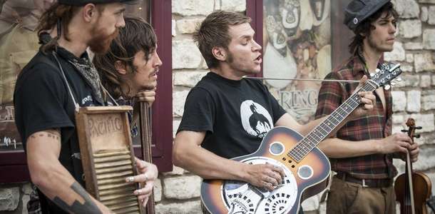 Akşamları canlı müzik dinleyin  