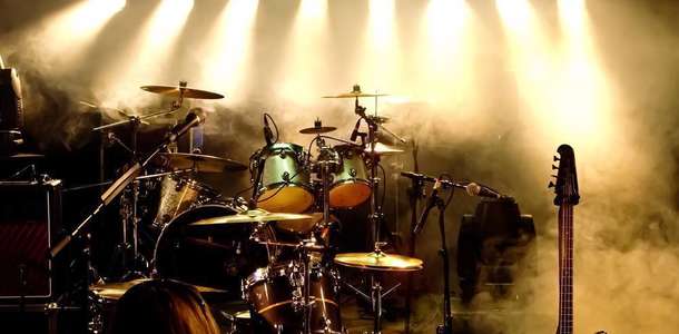 Canlı müzik performanslarının olduğu kafelere gidin