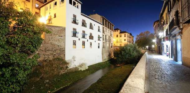 Carrera del Darro boyunca yürüyün 