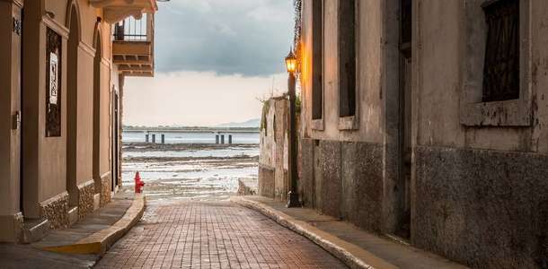 Casco Viejo sokaklarında gezin  