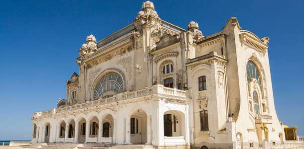 Köstence’nin sembolü Casino’yu görün