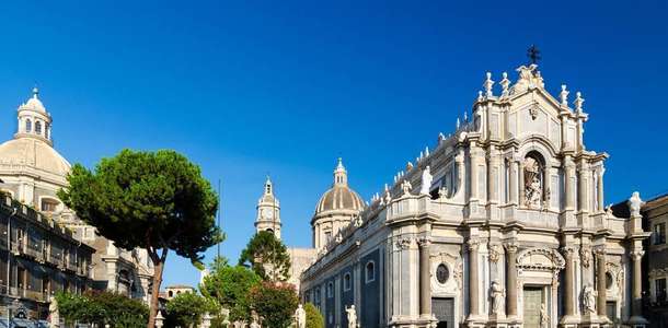 Tarihi Katanya Katedrali’ni görün  