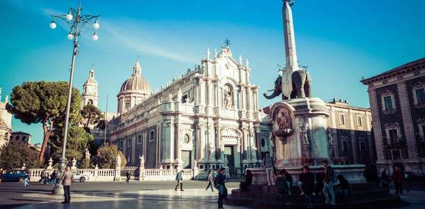 Katedral Meydanı’nda tur atın  
