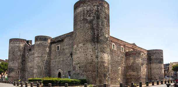 Ursino Kalesi’nin yüksek duvarlarıyla büyülenin  