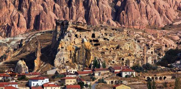 Çavuşin köyünde kayaların içine kurulmuş evleri dolaşın 