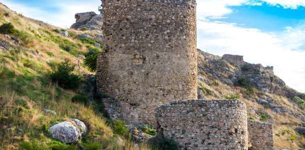 Orta Çağ'dan günümüze ulaşan Çembalo Kalesi'ni gezin