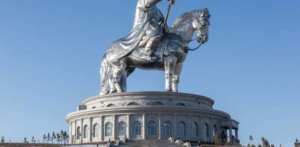 Sukhbaatar Meydanı’ndaki Cengiz Han heykelini yakından görün