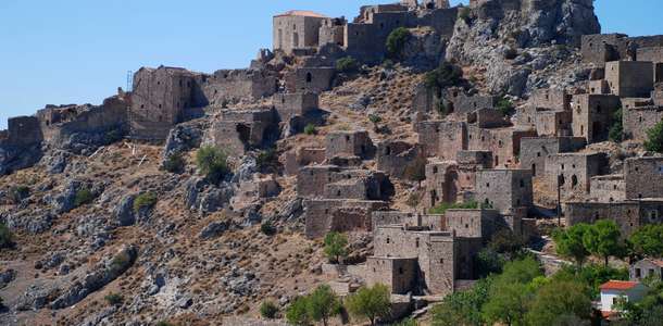 Anavatos Köyü’nün eski kalıntılarının arasında gezin 