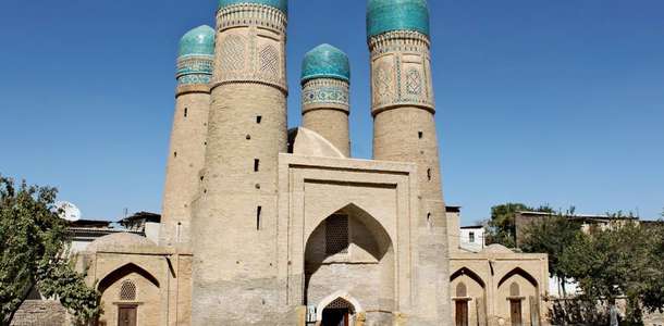 Dört minareli Chor Minor Medresesi’ni görmeden dönmeyin  