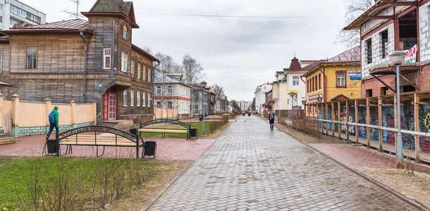 Chumbarova-Luchinskogo Yaya Caddesi’nde şehrin hareketine karışın
