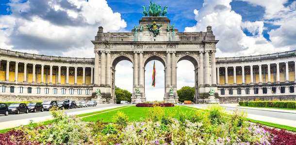 Cinquantenaire Parkı’nda yürüyüş yapın