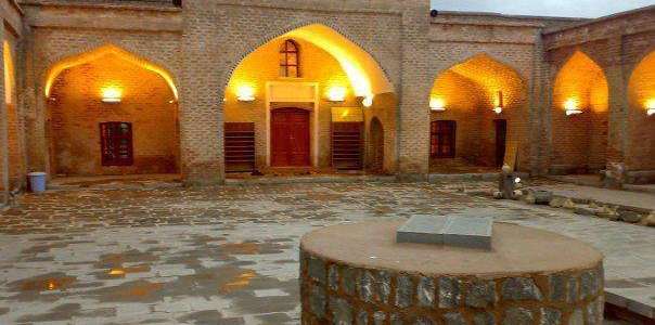 Kırmızı Medrese’yi gezin