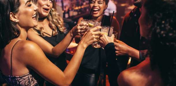 Gece kulüplerinde müzik dinleyin ve eğlenin  