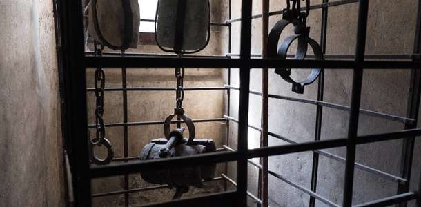 Camp Boiro’da geçmişte yaşanmış bir zulmün tanığı olun 