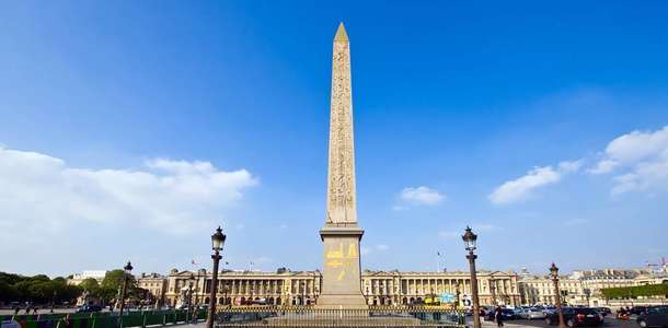Concorde Meydanı'ndaki Dikilitaş'ı görün