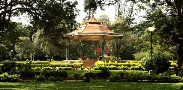 Cubbon Parkı’nın muhteşem doğasını, yapılarını ve heykellerini görün