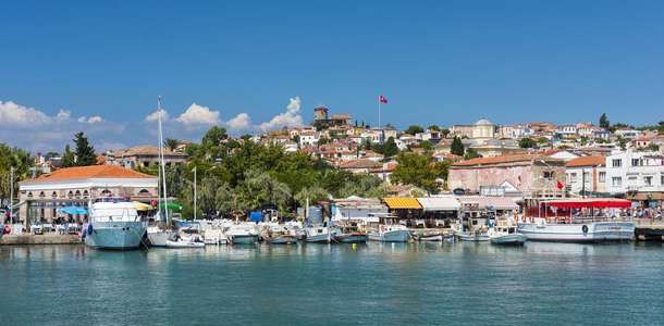 Adaları gezmek için bir tekne turuna çıkın; Cunda Adası’nı ve adanın en güzel koyu olan Cennet Koyu’nu görün