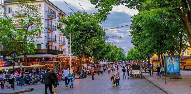 Deribasovskaya Caddesi'nde dolaşın