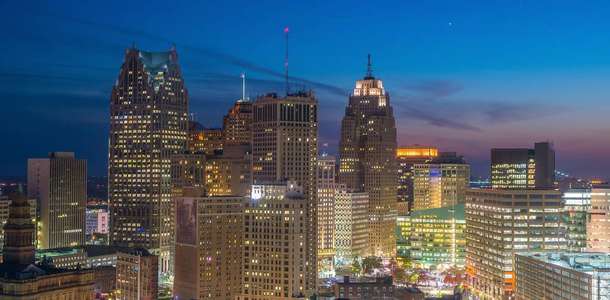 Şehir merkezinde gökdelenler arasında yürüyün