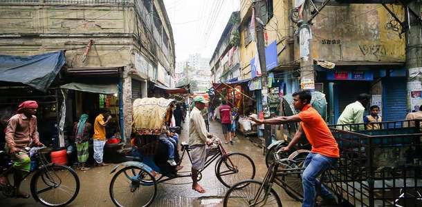 Şehrin caddelerindeki renklere karışın