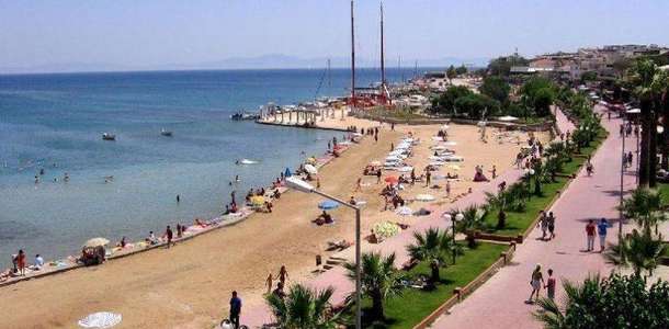 Masmavi sularda yüzün ve serinleyin  