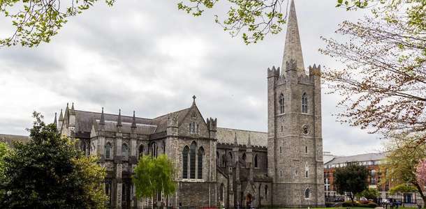 St. Patrick’s Katedrali’nin tarihi atmosferinde büyülenin 