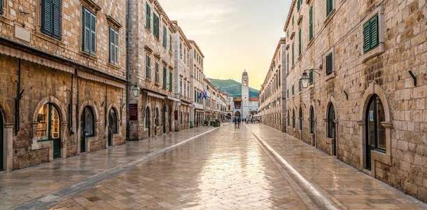 Stradun Caddesi’nde dolaşın ve alışveriş yapın  