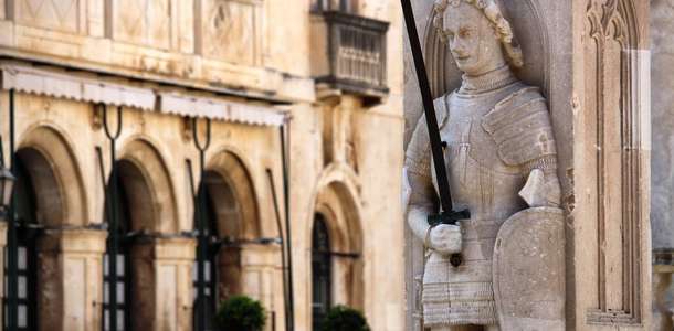 Koruyucu şövalye Orlando’nun sütununda mola verin  