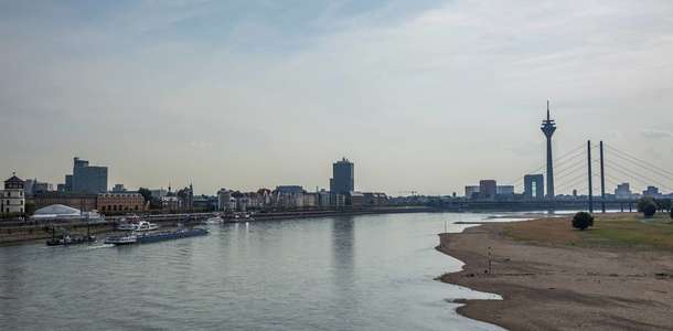 Ren Nehri'nin kenarında yürüyüş yapın