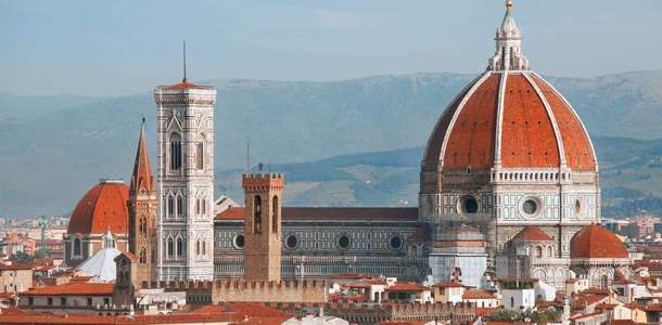 Duomo Katedrali’ndeki heykeller ve Roma mezarlarını görün