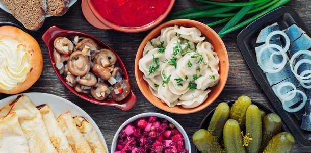 Yemeklerinin ve içkilerinin tadına bakın