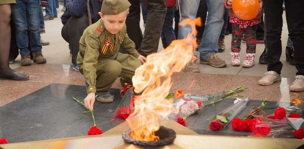 Sokaklarında yürüyün, eski Sovyet sanatının izlerini sürün