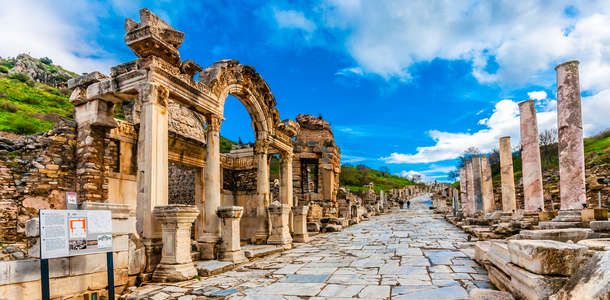 Efes Antik Kenti’nde geçmişin izlerini keşfedin