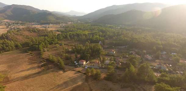 Tipik bir Ege köyünde hayatı görün  