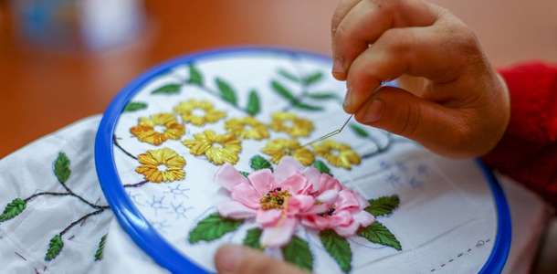Pazarlardan eli işi hediyelikler ve taze otlar satın alın  