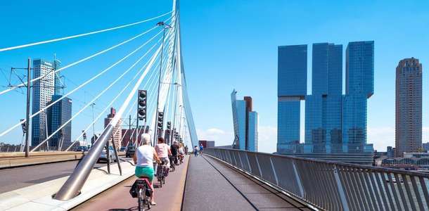 Erasmus Köprüsü’nde bisiklete binin