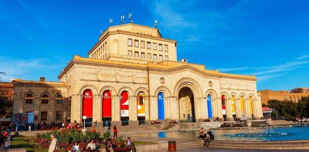 Cumhuriyet Meydanı'nda turistik bir geziye çıkın