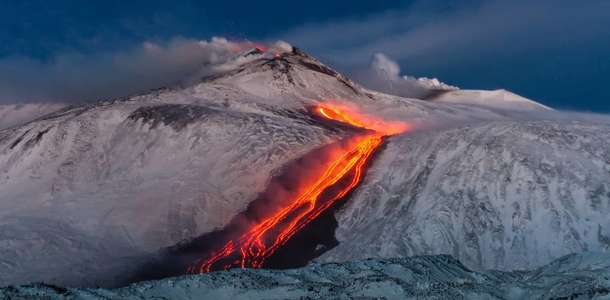 Etna Yanardağı’nın üzerinde gezinin  