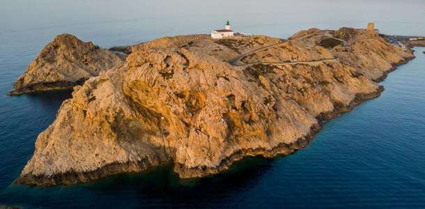 Ceneviz Deniz Feneri hakkında bilgi edinin