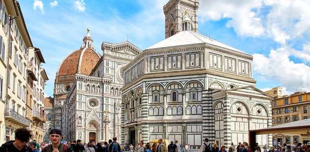 Duomo Meydanı ve çevresinde dolaşın