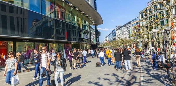 Zeil Caddesi’nde alışveriş yapın  