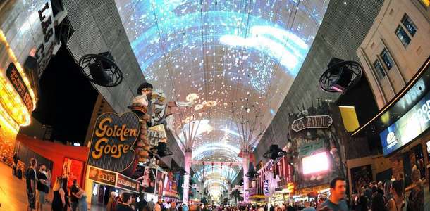 Fremont Caddesi’nde yürüyün  