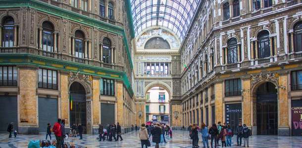 Galleria Umberto’da alışveriş ve kahve molası verin  