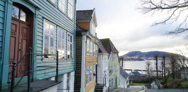 Bergen’in tarihi ahşap evlerini görmek için Old Town’da dolaşın
